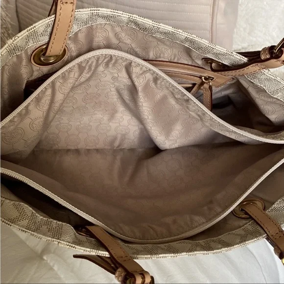 Michael Kors tote - Picture 8 of 16